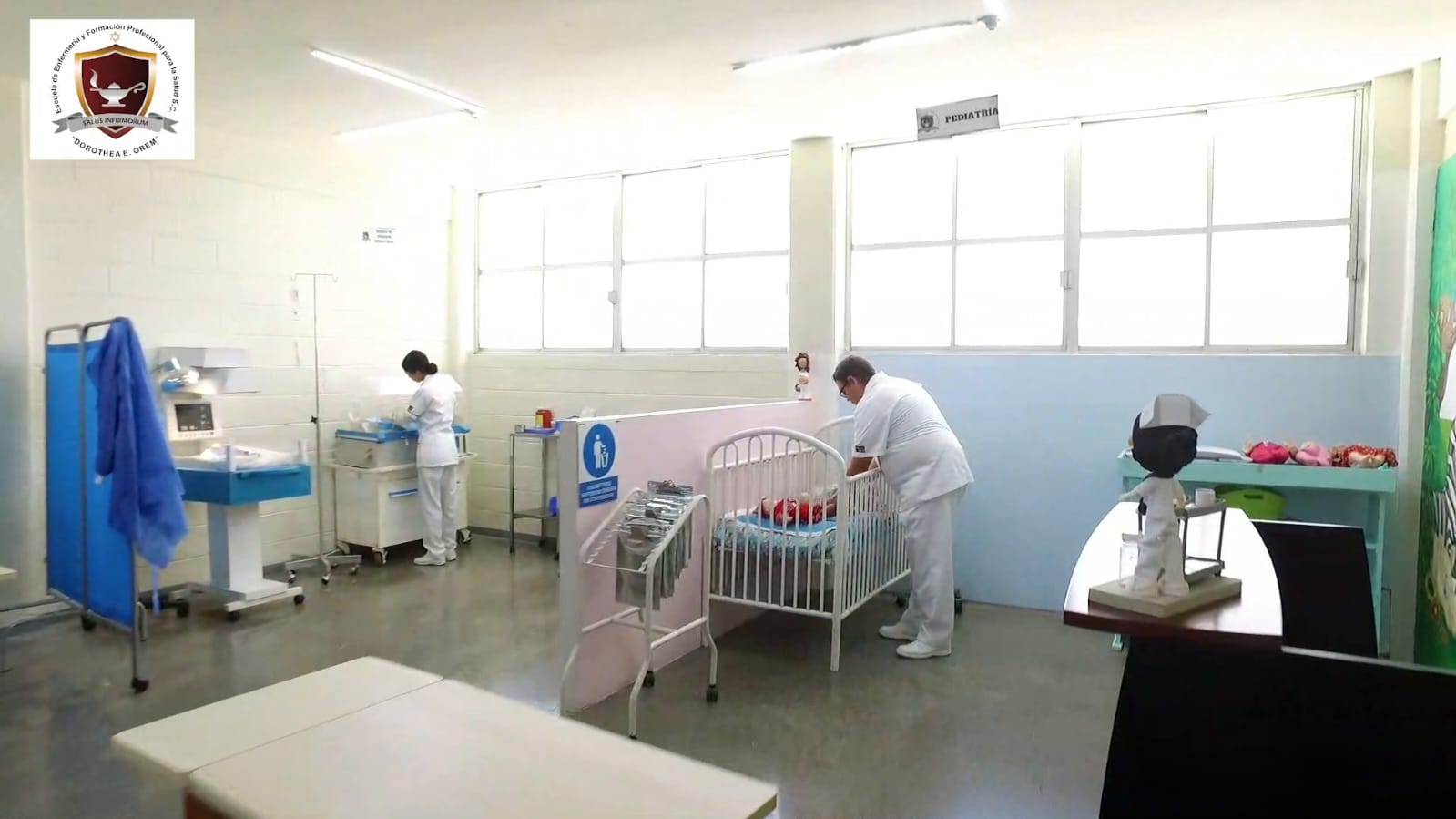 Personal docente supervisando la práctica en el área de pediatría del laboratorio clínico.